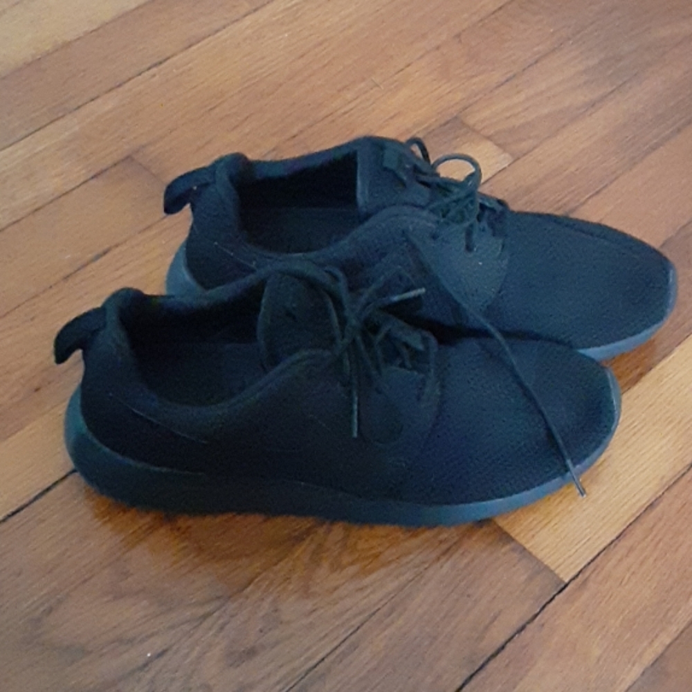 All black men's nike roshes
